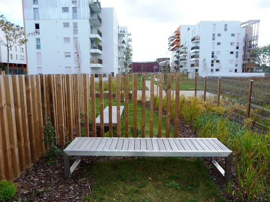 Banc public design contemporain inox-bois avec option dossiers | BASKOP - produit présenté par NORCOR