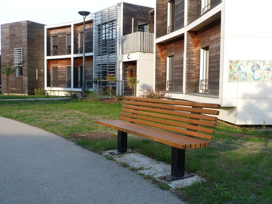 Banc public multi-lames acier-bois pour aménagement espaces extérieurs | BASLIM - Banc public