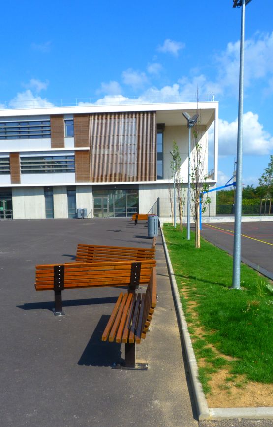 Banc public multi-lames acier-bois pour aménagement espaces extérieurs | BASLIM - produit présenté par NORCOR