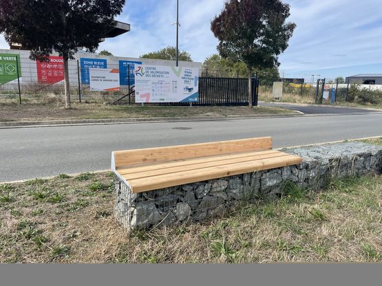 Banc sur gabion avec dossier bas en bois | Gamme Evol S