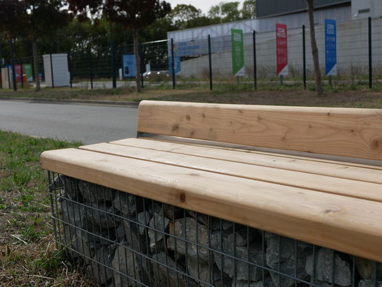  Banc sur gabion avec dossier bas en bois | Gamme Evol S - AGENCE URBAINE