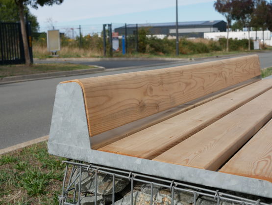  Banc sur gabion avec dossier bas en bois | Gamme Evol S - Banc public