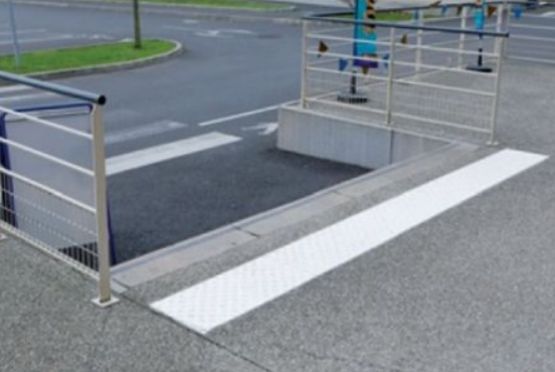  Bande d'éveil de vigilance extérieure à coller ou autoadhésive | WACCESS - Dalles podotactiles et autres accessoires PMR
