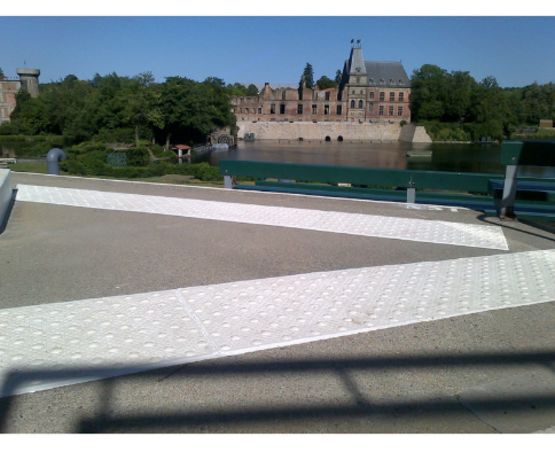 Bande podotactile résine méthacrylate - lot de 2 - produit présenté par NORMEQUIP