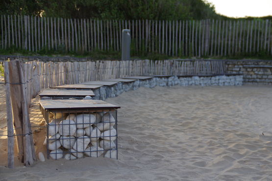  Banquette gabion pierre sans dossier, structure métal et compact haute résistance | Gamme Compact - AGENCE URBAINE