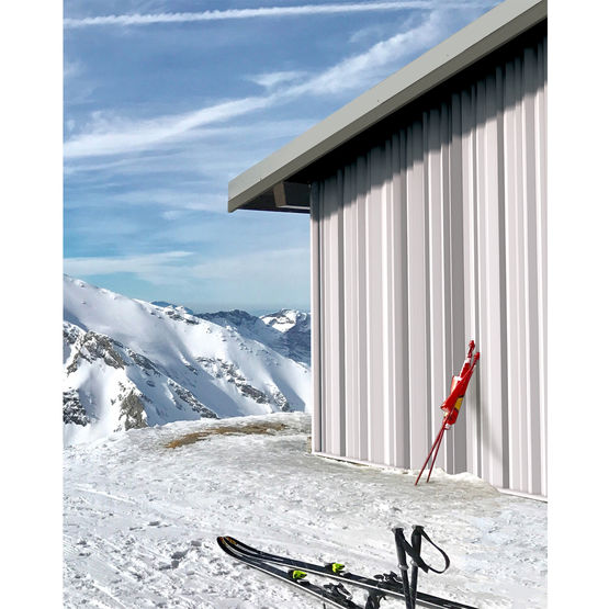 Bardage acier à effet aléatoire et nervures anguleuses pour façades design - produit présenté par ATELIERS 3S