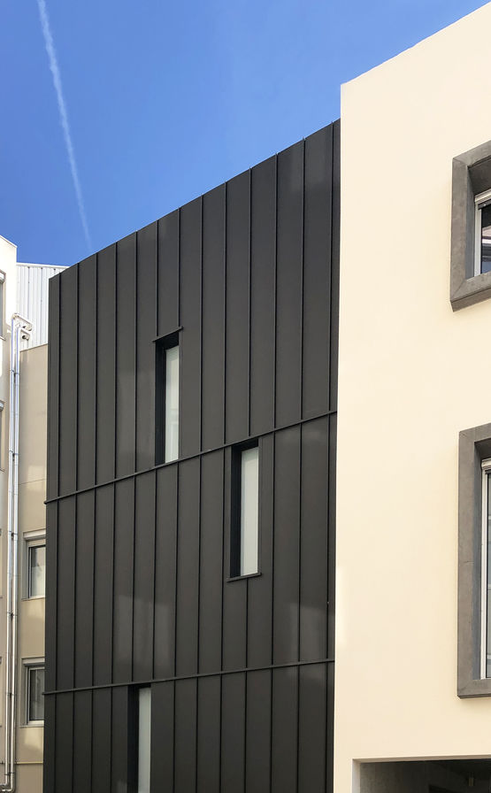 Bardage architectural en acier à joint debout | EPURE - 4 modèles de 4 largeurs pour des façades régulières ou rythmées  - produit présenté par ATELIERS 3S