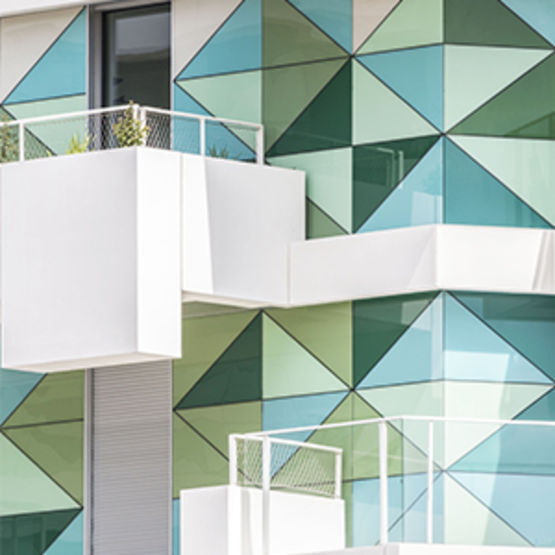  Bardage rapporté à grands panneaux de verre teinté | StoVentec Glass - STO