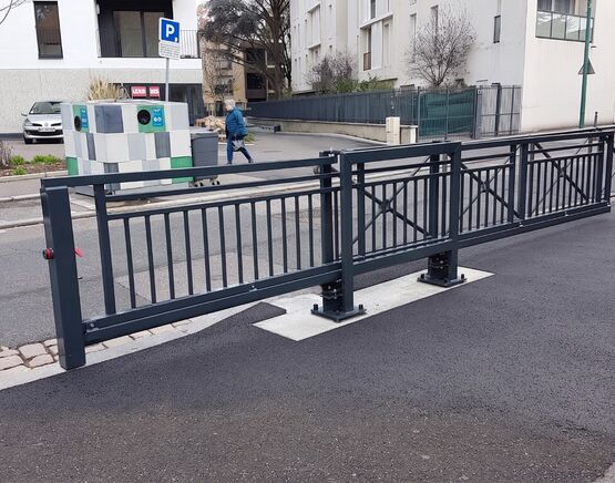 Barrière coulissante | Barrière autoportée coulissante en acier