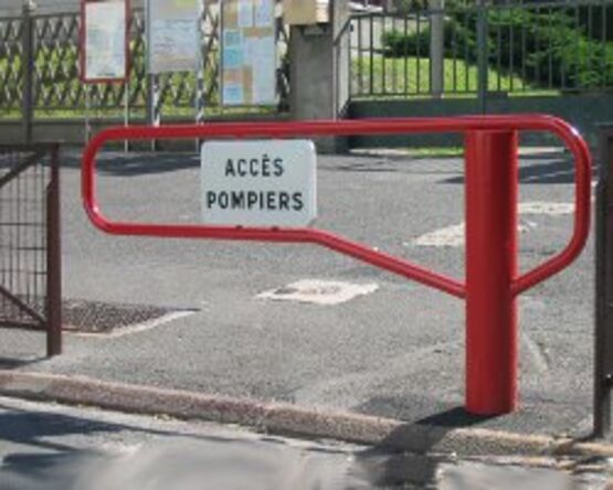  Barrière de contrôle d’accès | Barrière pivotante courte SEMCO en acier peint - Barrières de ville