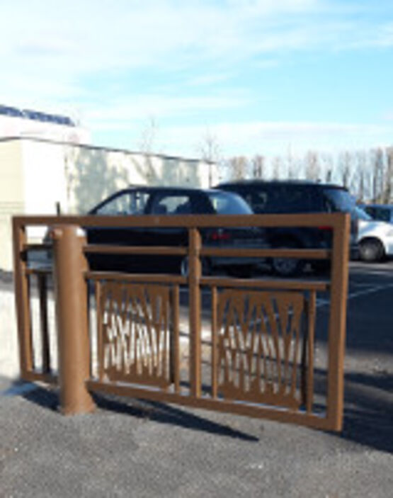 Barrière de contrôle d’accès | Barrière pivotante courte SEMCO en acier peint - produit présenté par SEMCO