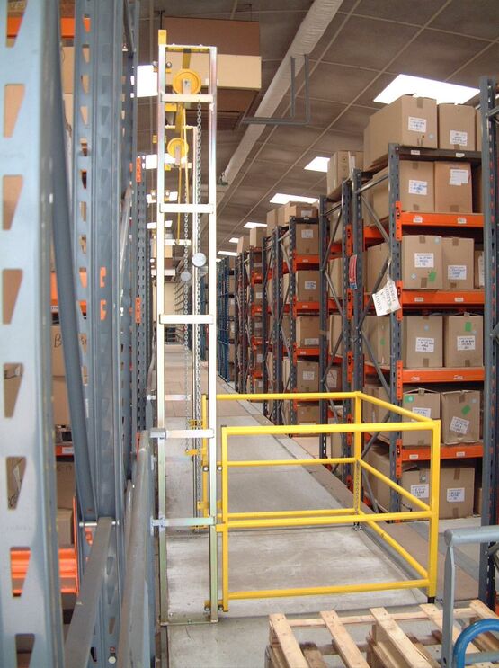  Barrière écluse de sécurité coulissante / sas à palettes coulissant - Équipements pour bâtiments industriels