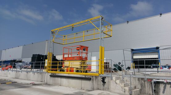 Barrière écluse de sécurité coulissante / sas à palettes coulissant - produit présenté par TRIAX