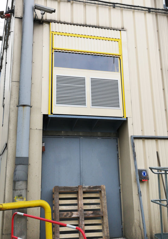 Barrière écluse de sécurité formant porte en façade