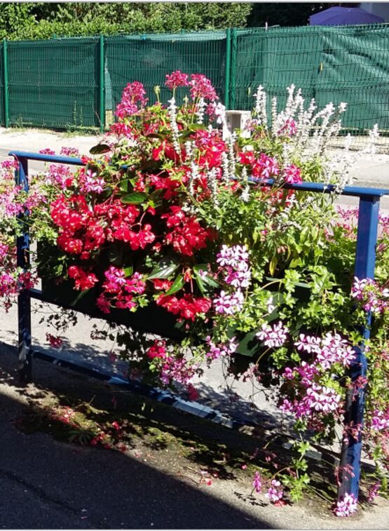 Barrière jardinière | Barrière de voirie Amande en acier galvanisé avec jardinière intégrée