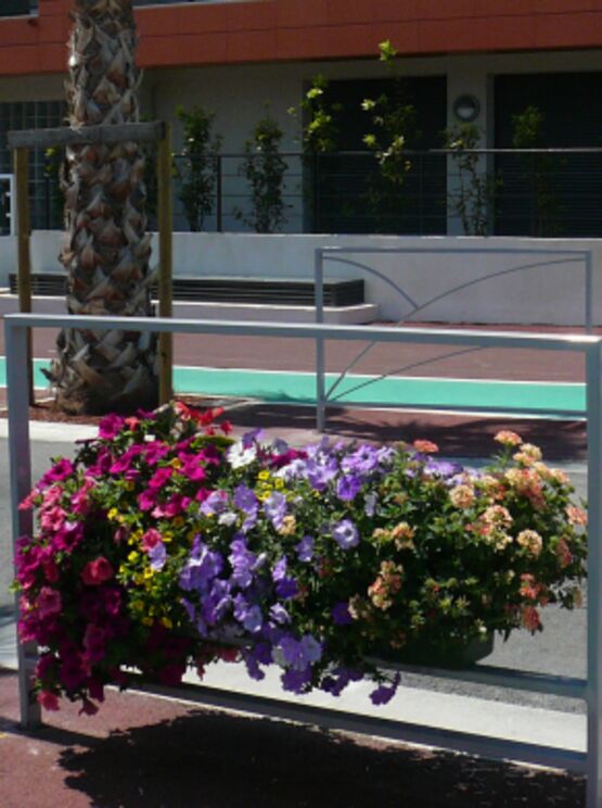 Barrière jardinière | Barrière de voirie Arc en ciel avec jardinière intégrée