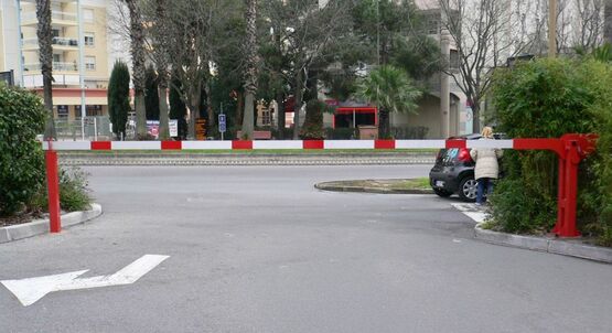 Barrière levante pour accès véhicule | Barrière à vérin de compensation SEMCO
