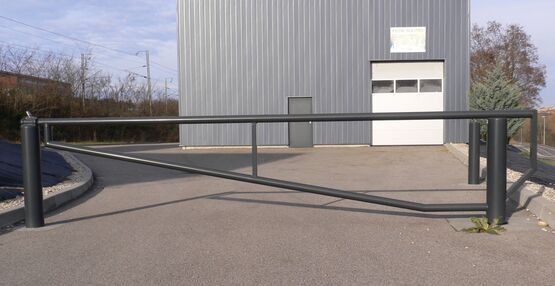 Barrière pivotante | Barrière grande largeur renforcée à volet pour contrôle d'accès