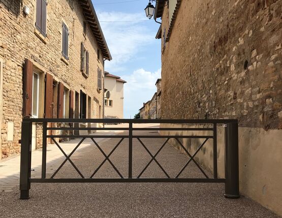 Barrières pivotantes pour accès véhicules | Barrière à pied embarqué ajustable SEMCO