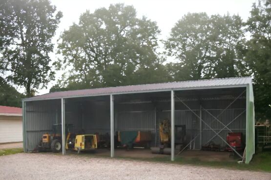 Bâtiment galvanisé avec structure + couverture - Bardage 3 côtés - 12,6x24x5m - 300m² - produit présenté par BATIMENTSMOINSCHERS.COM/ C2I COMMERCE SARL
