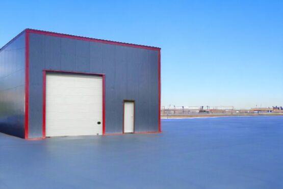  Bâtiment industriel avec acrotère et portes -  300m² - BATIMENTSMOINSCHERSCOM/ C2I COMMERCE SARL