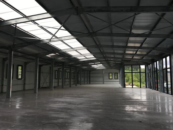  Bâtiment industriel fermé et isolé avec acrotère de 620m² - Bâtiments préfabriqués pour le stockage