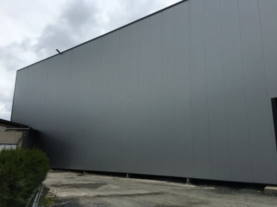 Bâtiment industriel fermé et isolé avec acrotère de 620m² - produit présenté par BATIMENTSMOINSCHERS.COM/ C2I COMMERCE SARL