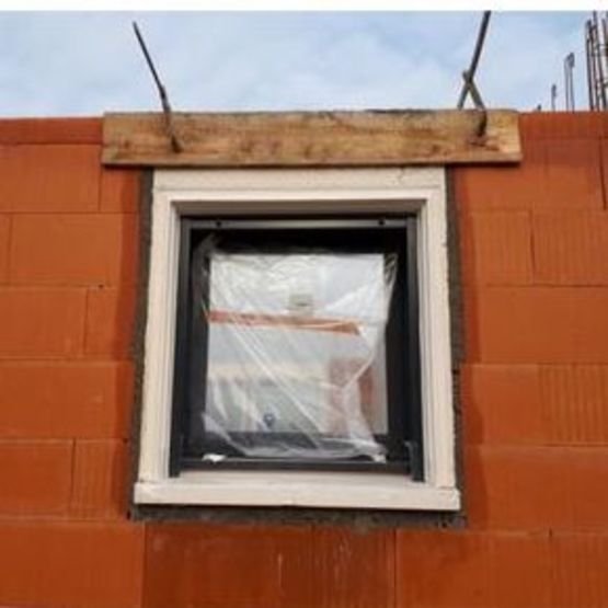  Bloc baie en béton armé monobloc avec menuiserie et fermeture | COMPO B’ - Lucarnes, encadrements, linteaux, appuis préfabriqués