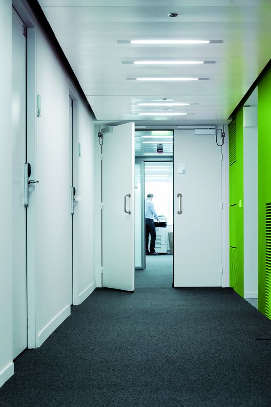  Blocs-portes et options conformes aux exigences de la loi Accessibilité | JELD-WEN - Porte de distribution en bois