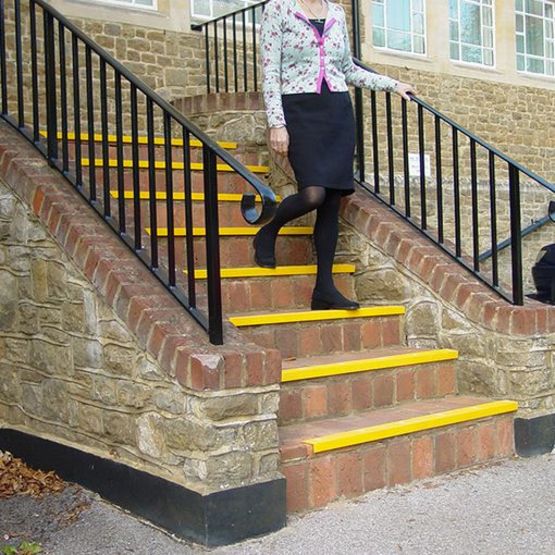  Bord de marche super agrippant antidérapant pour escalier, passerelle et rampe | Watco  - Nez de marche
