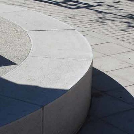 Bordures en pierre naturelle pour voirie | Bordures en pierre de Comblanchien - produit présenté par SETP