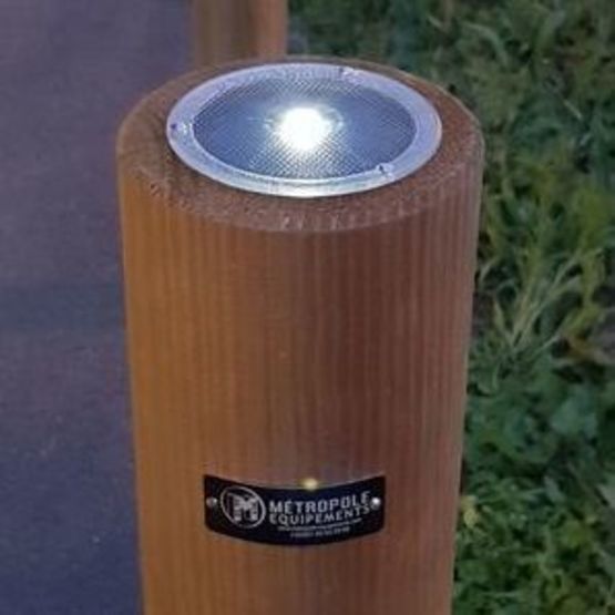 Borne en bois essence pin et LED solaire pour espaces urbains | KORDOUAN