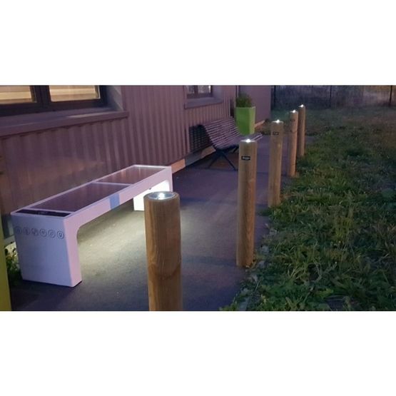 Borne en bois essence pin et LED solaire pour espaces urbains | KORDOUAN - produit présenté par METROPOLE EQUIPEMENTS SAS