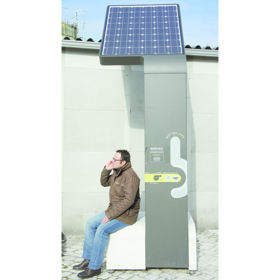 Borne solaire de recharge d&#039;équipements et d&#039;informations | Bornéo City