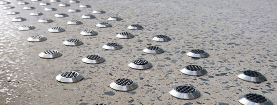 Boutons podotactiles en deux diamètres  pour éveil à la vigilance PMR | Podotone - produit présenté par MARCAL SIGNALÉTIQUE