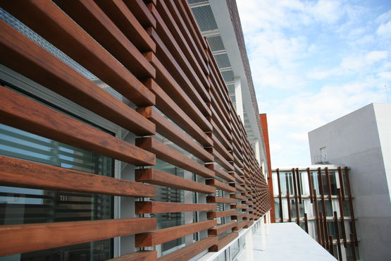Brise-soleil à lames fixes  horizontales ou verticales - produit présenté par TAMILUZ