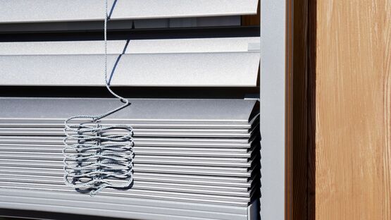Brise-soleil orientable métallique à lamelles reliées | MV 90  - produit présenté par SCHENKER STORES