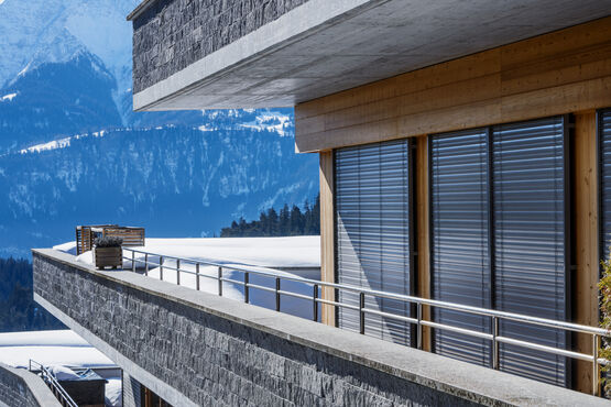 Brise-soleil orientable métallique à lamelles reliées | MV 90  - Schenker Stores