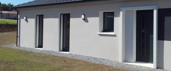 Cadre en béton blanc lisse prêt à peindre pour portes d’entrée  | Compobaie Solutions - produit présenté par COMPOBAIE SOLUTIONS