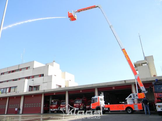  Camion de pompier alufiver avec grue de levage | Alufiver - Grues mobiles