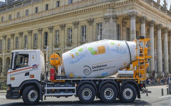 Camion toupie au gaz naturel comprimé pour chantier en zone urbaine | Camion G410 B8X4 4NA - produit présenté par UNIBETON
