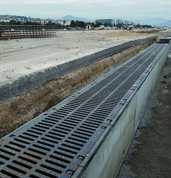 Caniveaux en béton haute performance, à grilles boulonnées et charge jusqu&#039;à 900 kN | FASERFIX TI