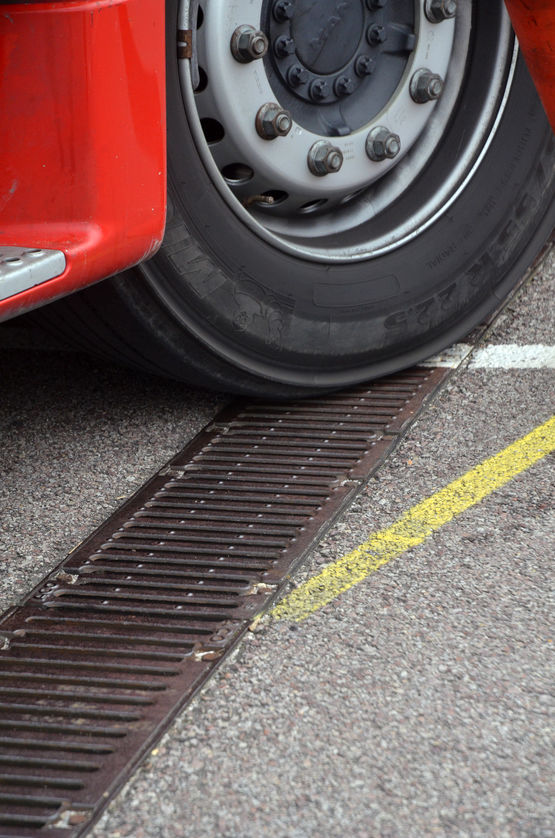  Caniveaux en Béton Polymère, feuillure fonte, grille fonte boulonnée, pour trafic lourd et intense | ACO Série S - Caniveaux en béton ou béton polymère