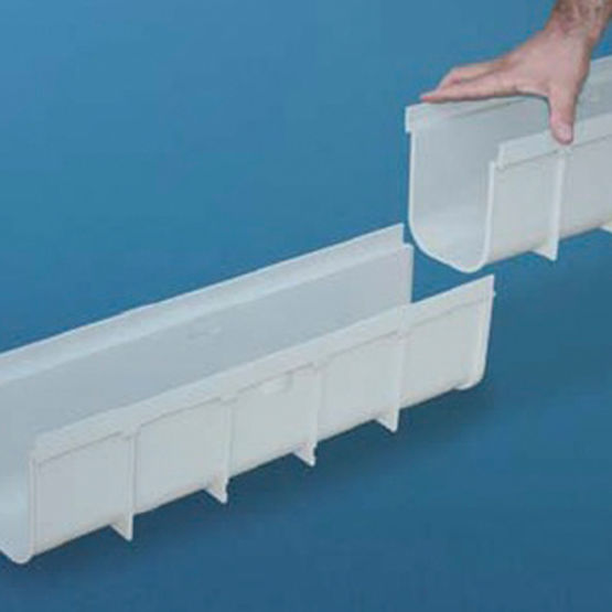 Caniveaux en PVC collables et étanches pour évacuation des eaux | PRATIKO - Caniveaux en matériau de synthèse