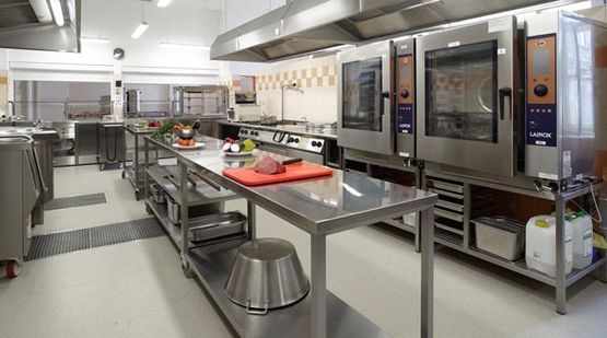  Caniveaux et siphons en acier inoxydable pour le drainage intérieur des bâtiments imposant des normes d&#039;hygiène strictes | ACO Eskis HygieneFirst - ACO