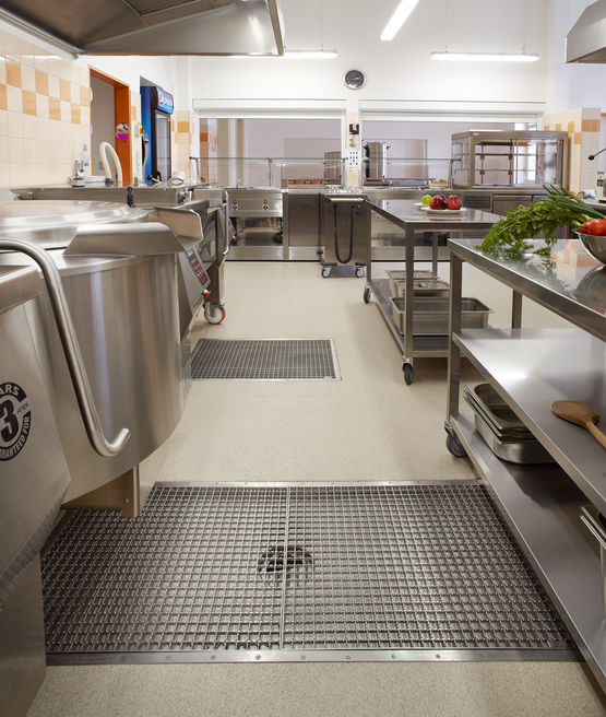  Caniveaux et siphons en acier inoxydable pour le drainage intérieur des bâtiments imposant des normes d&#039;hygiène strictes | ACO Eskis HygieneFirst - Caniveaux en autre matériau