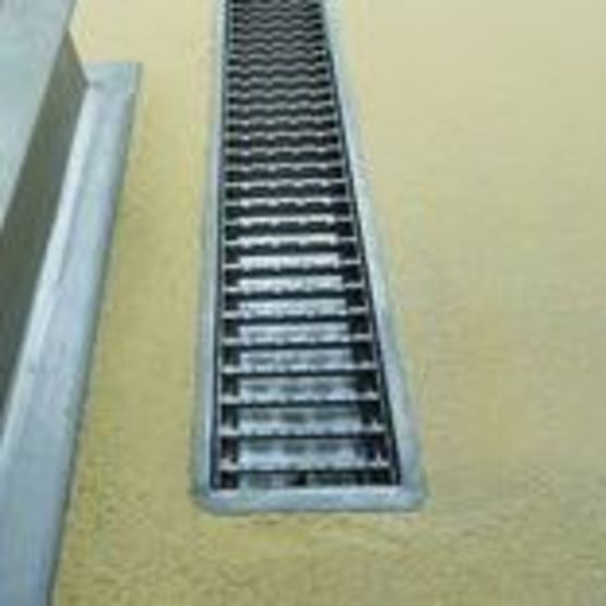  Caniveaux et siphons pour industrie agro-alimentaire, traiteur et abattoir | BLÜCHER®  - Caniveaux à grille fentes ou lames