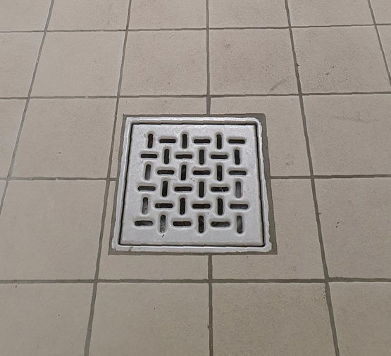  Caniveaux, siphons et réseaux d’évacuation pour stade, gymnase et complexe sportif | BLÜCHER®  - Caniveaux à grille fentes ou lames