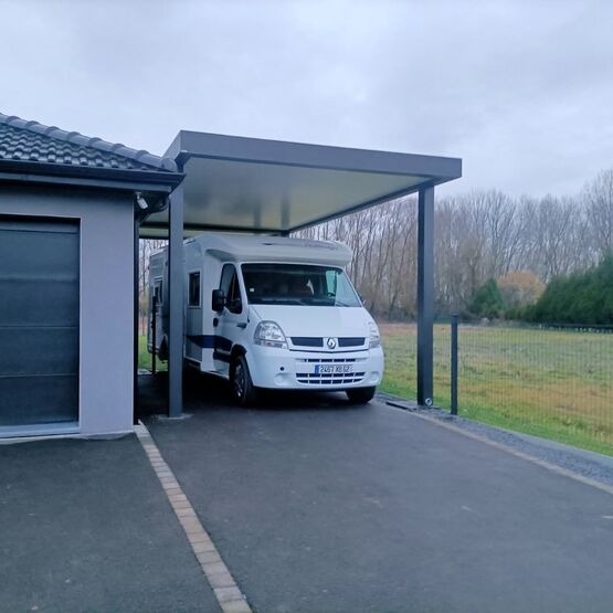 Carport en aluminium sur-mesure Trévor : l'alternative au garage pour protéger votre véhicule - produit présenté par KOSTUM  MAISON CADIOU