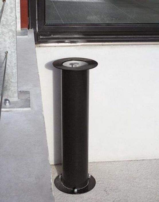 Cendrier sur pied cylindrique en acier ou en inox | Tiby / Vision - produit présenté par UNIVERS & CITÉ